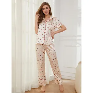 Elegante completo pigiama in raso color champagne con stampa coccinella donna