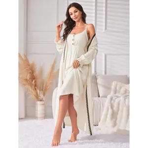 Ensemble de nuit 2 pièces blanc cassé élégant avec nuisette midi et robe dentelle