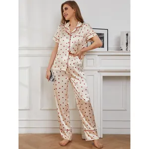 Elegante set pigiama in seta da donna con stampa fragola e profili rossi a contrasto