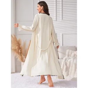 Ensemble deux pièces élégant et minimaliste comprenant un peignoir et une chemise de nuit