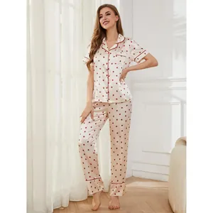 Elegante set pigiama 2 pezzi in seta crema per donna con stampa di fragole e bordi rossi