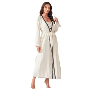 Ensemble de nuit deux pièces élégant en crème avec robe en dentelle et nuisette longue