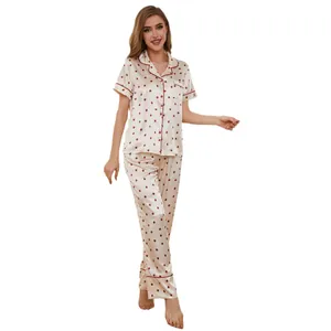 Elegante set pigiama da donna effetto seta con stampa coccinelle e profili.