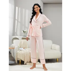 Elegante set pigiama rosa due pezzi con vestaglia lunga e pantaloni per il relax quotidiano