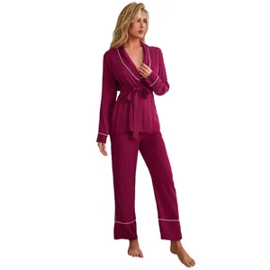 Elegante pigiama due pezzi bordeaux con vestaglia a maniche lunghe e profili bianchi a contrasto