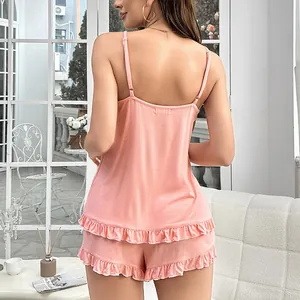 Elegantes rosa Modal-Pyjama-Set für Damen mit Rüschenbesatz und Spaghettiträgern in der Rückansicht.