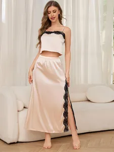 Elegante set pigiama in raso due pezzi con pizzo e gonna con spacco laterale