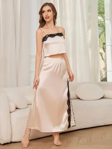 Elegante set pigiama in raso di seta color champagne con pizzo nero e top a canotta