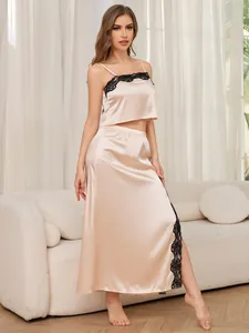 Set pigiama in seta champagne con canotta e gonna con spacco e bordo in pizzo