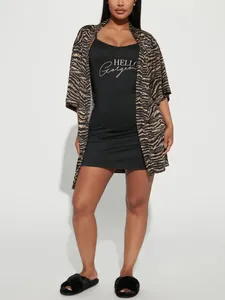 Detailansicht des Leopard-Print-Morgens und schwarzen Nachthemd-Sets in Übergröße
