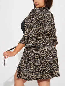 Detailansicht des zweiteiligen Schlafanzug-Sets in Übergröße mit Tigermuster und Robe