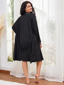 Vue arrière d'un élégant peignoir noir à manches longues avec poignets en dentelle