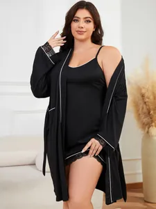 Ensemble nuisette en satin noir grande taille et peignoir avec bordure en dentelle