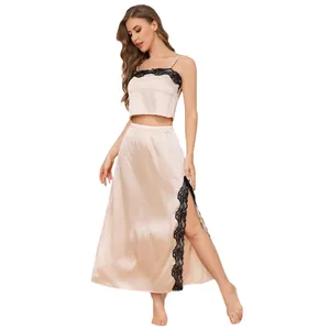 Elegante completo notte due pezzi in raso champagne con pizzo e gonna con spacco alto.