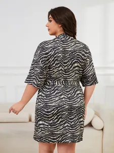 Rückansicht eines kurzärmeligen Bademantels in Übergröße mit Zebra-Print in Schwarz-Weiß