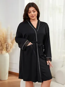 Vue détaillée d'un peignoir noir grande taille avec bordure en dentelle pour femme