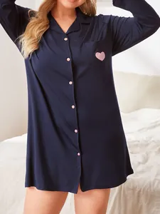 Dettaglio di camicia da notte taglie forti blu con taschino e cuore rosa stampato