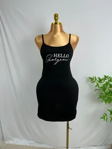 Detailansicht eines schwarzen Plus-Size-Nachthemdes mit dem HELLO Gorgeous-Aufdruck-Design