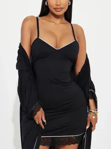 Détail d'une nuisette noire sexy avec bordure en dentelle et ensemble de peignoir assorti