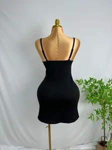 Detaillierte Rückansicht eines schwarzen schmal geschnittenen Camisole-Kleides auf einer Puppe