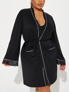Vue détaillée du peignoir noir grande taille avec dentelle et bordure contrastée