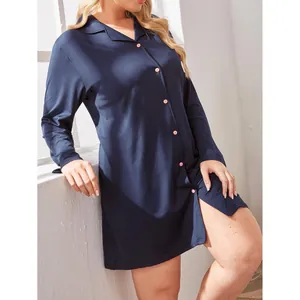 Elegante camicia da notte da donna taglie forti a maniche lunghe blu navy con bottoni rosa