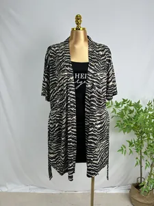 Detailansicht des zweiteiligen Schlafanzugs für Damen mit Zebra-Print und Nachthemd
