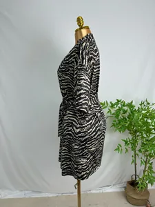 Detailansicht eines schwarz-weißen Bademantels mit Zebradruck und Bindegürtel
