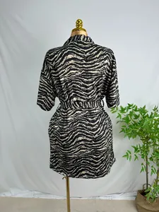 Rückansicht eines kurzärmeligen Schlafanzug-Robes mit modischem Zebradruck-Design