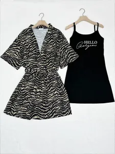 Leopardenmuster Morgenmantel und schwarzes Camisole-Nachthemd Set auf Kleiderbügeln