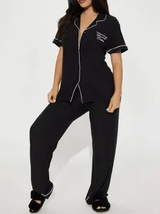 Vue de face pyjama noir manches courtes avec broderie 'Blessed Mama' sur poitrine