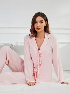 Elegantes, zartrosa langärmeliges Pyjama-Set mit stilvollen Schleifendetails vorne