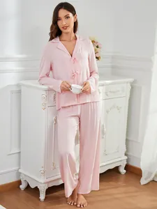 Elegantes rosa zweiteiliges Schlafanzug-Set mit langen Ärmeln und Hose für Zuhause