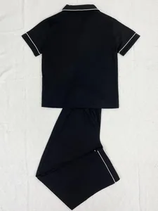 Vue arrière d'un pyjama noir pour femme à manches courtes avec liseré blanc et pantalon