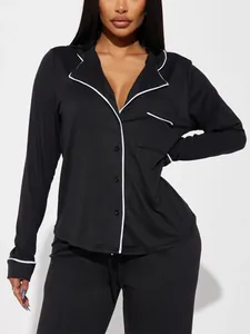 Vue détaillée du pyjama noir pour femme avec un design élégant à passepoil blanc chic