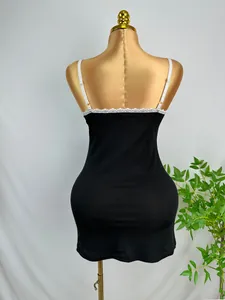 Vista trasera de un camisón negro acanalado con encaje blanco y tirantes finos.