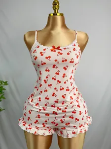 Détail ensemble pyjama femme imprimé cerises avec caraco en dentelle et short à volants