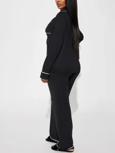 Vue arrière d'un ensemble de pyjama noir élégant pour femme avec passepoil blanc