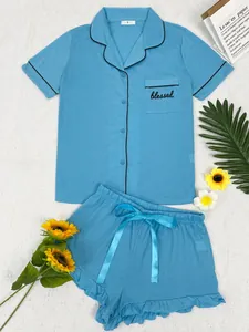 Ensemble pyjama d'été bleu deux pièces avec haut à manches courtes et short à volants.