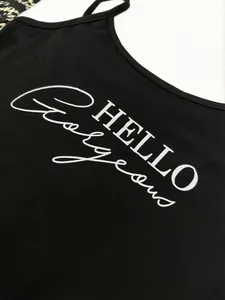 Detail des schwarzen Nachthemds mit weißem Hello Gorgeous-Textaufdruck auf der Brust