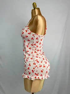 Vue latérale d'un ensemble de pyjama pour femme avec caraco à imprimé cerise et short