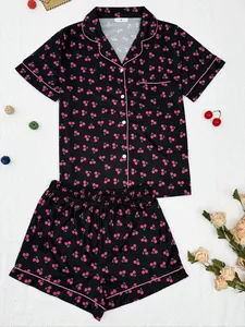 Vue détaillée d'un ensemble de pyjama d'été noir avec imprimé cerises roses et revers