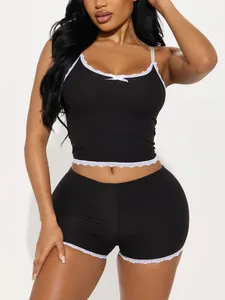 Sinnliches schwarzes geripptes Camisole- und Shorts-Pyjama-Set mit weißer Spitze