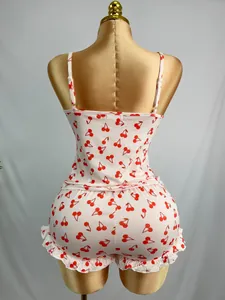 Vue arrière de l'ensemble de pyjama sexy à imprimé cerise et short à volants sur mannequin