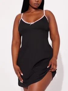 Vista detallada de la textura acanalada y encaje rosa en el camisón negro sexy de verano