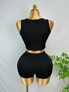 Λεπτομερής πίσω όψη μαύρου αμάνικου crop top και σετ σορτς σε χρυσό μανεκέν