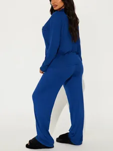 Vue arrière d'un ensemble de pyjama confortable bleu 2 pièces à manches longues