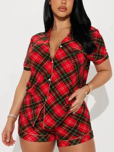 Vue détaillée du pyjama rouge à carreaux pour femmes avec chemise à manches courtes