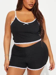 Detaillierte Ansicht des sexy schwarzen Rippenstrick-Pyjama-Sets mit weißem Spitzenbesatz