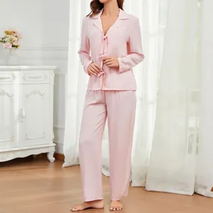 Elegantes rosa Damen-Schlafanzugset mit Schleifenverschluss und langer Hose